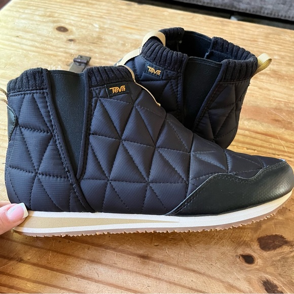 Teva ReEmber Mid Slip On  Bootie Boot size 10 EUC Black Tan - Picture 1 of 16